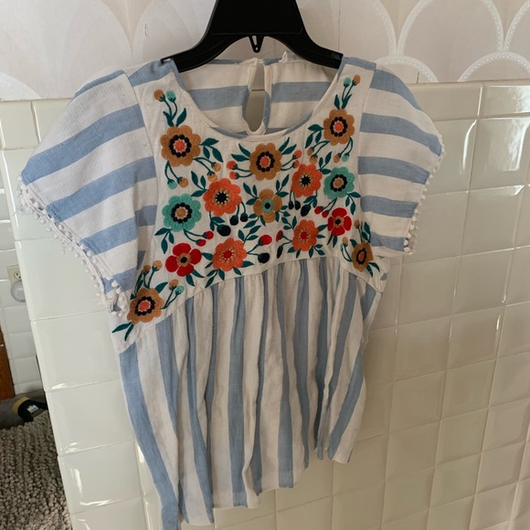 An adorable Roolee spring or summer top. No worn areas. - Picture 11 of 11